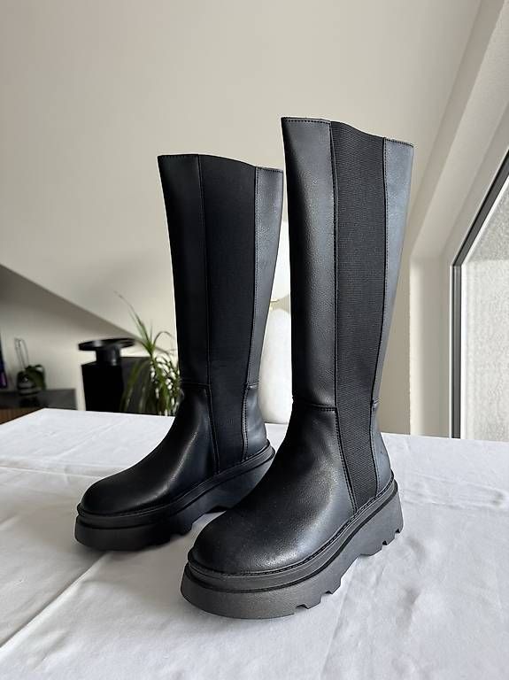 Scarpe da donna: Schwarze Chunky-Stiefel  Grösse 39 – Nuovo e nell'imballaggio originale da Schlieren venduto da gue_m9qk 1