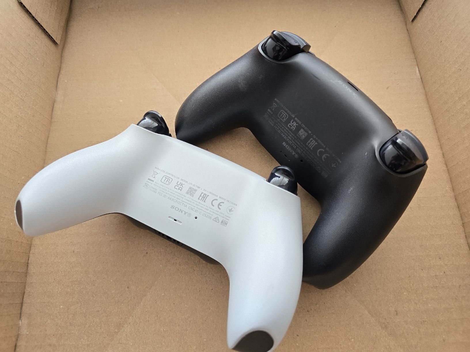 Sony Controller: Original PS5 Controller(2 stück) – Gebraucht aus Basel von Honest 1