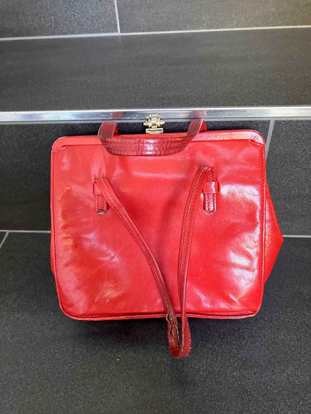 Borse da donna: Vintage Handtasche, rot, Leder, chic! – Usato da Baden venduto da sylivianne 1