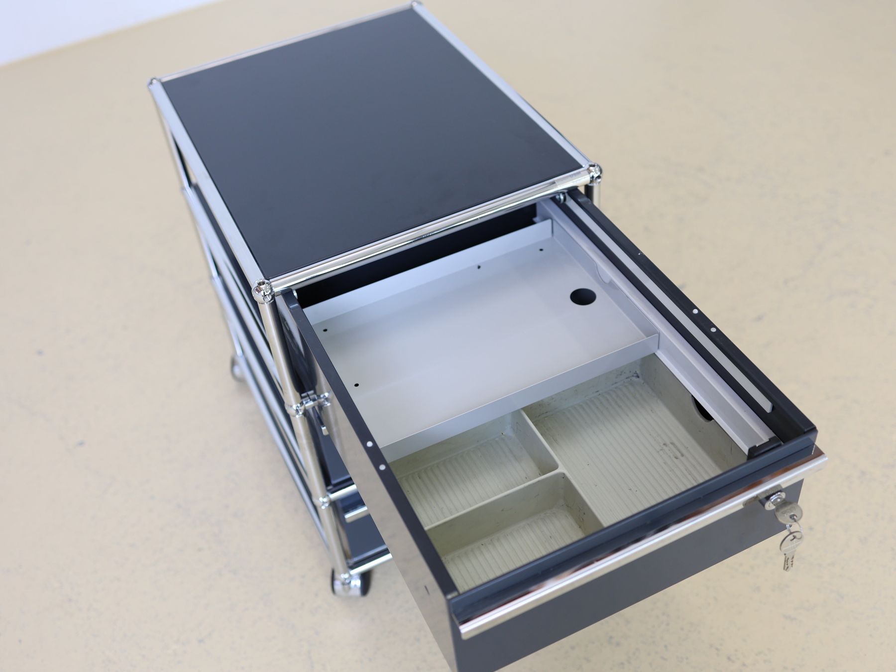 USM Banconi: USM Haller Container mit Rollen | Anthrazitgrau | Neuwertig – Usato da Meinisberg venduto da atelier_TILIJA 6