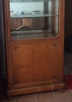 Vitrine ancienne en bois massif avec étagères en verre