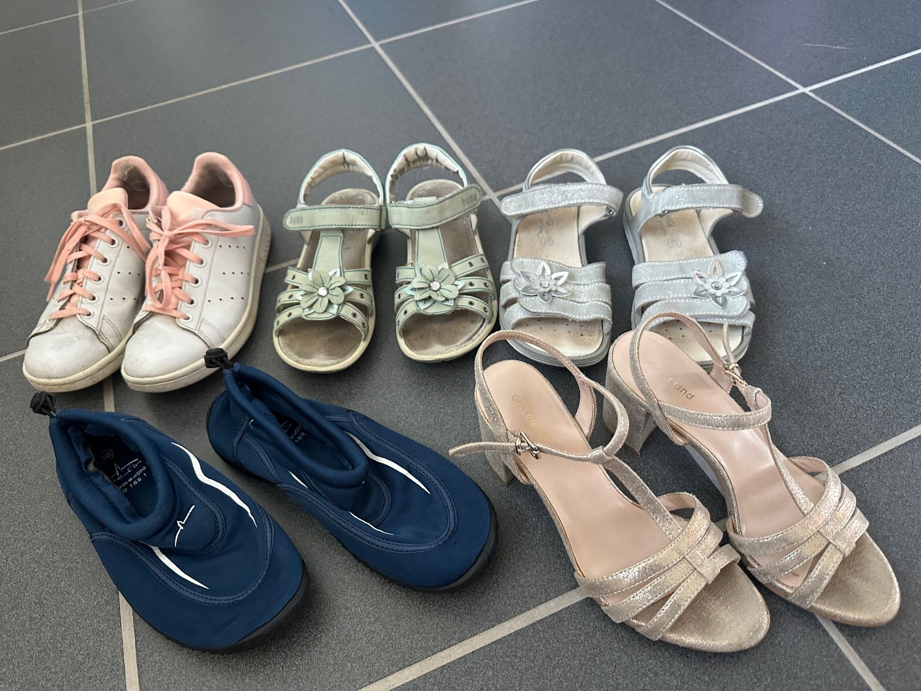 Scarpe per ragazze: 5 Paar Mädchen Sommer Schuhe Gr.36 – Usato da Jonschwil venduto da Tschibo73