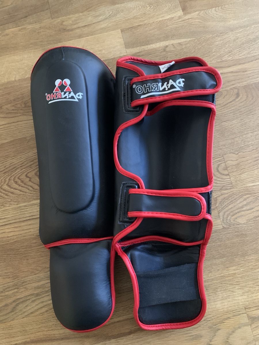 Gants: Kinderboxhandschuhe und Schienbeinschoner – D'occasion à Zufikon par Mosaik75 4