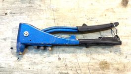 Pince à riveter bleue avec embouts occasion bon correct
