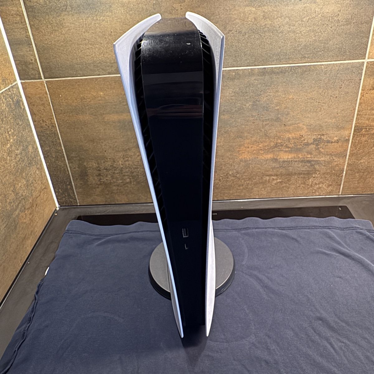 Sony Console: PlayStation 5 Digital Edition + 2 manettes DualSense – Usato da La Tour-de-Peilz venduto da nic_mxt9 1