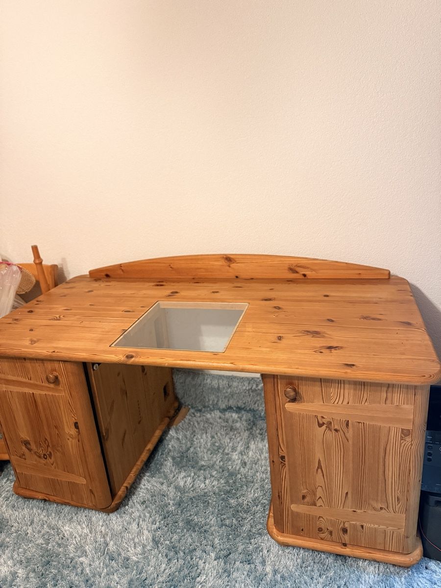 Schreibtische: Schreibtisch – Gebraucht aus Amlikon-Bissegg von Flowers_Blossom