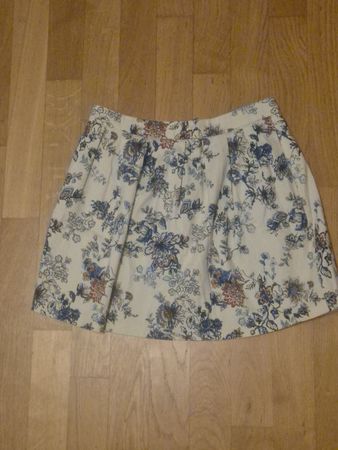 Stradivarius Floral Mini Skirt - Perfect for Summer! Size 8