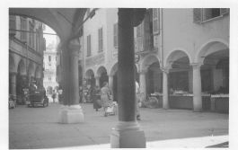 Lugano (TI) Portici del centro storico con mercato