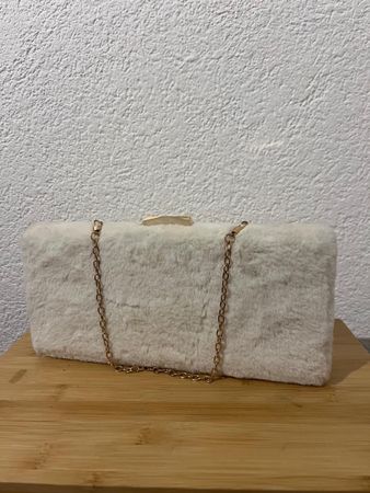 Pochette hivernale blanche, fausse fourrure, chaîne dorée ✨