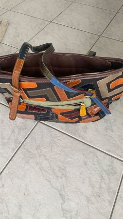 Schicke Ledertasche mit bunten Applikationen