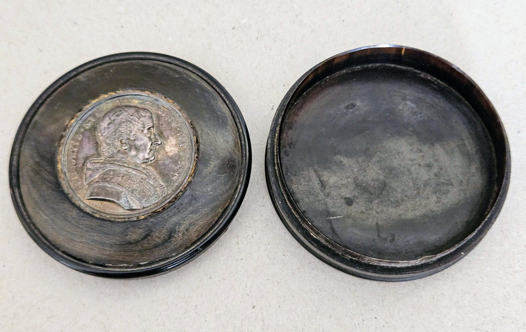 Sculture & Statue: Horn-Schnupftabakdose um 1835 – Usato da Lugano venduto da Numisartes 2