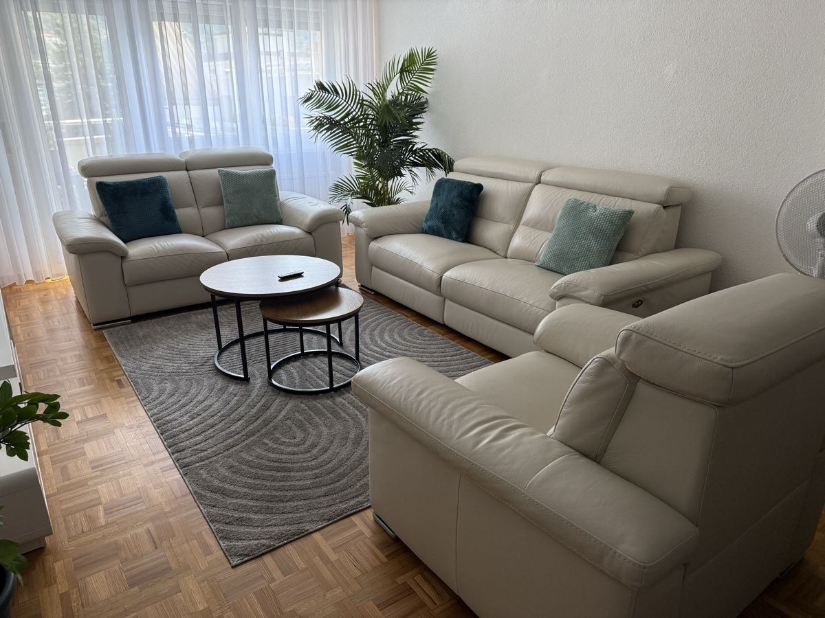 Livique Sofas:         Salon cuir véritable 3+2+1 - relax électrique  – Gebraucht aus Montreux von eni_hp6s