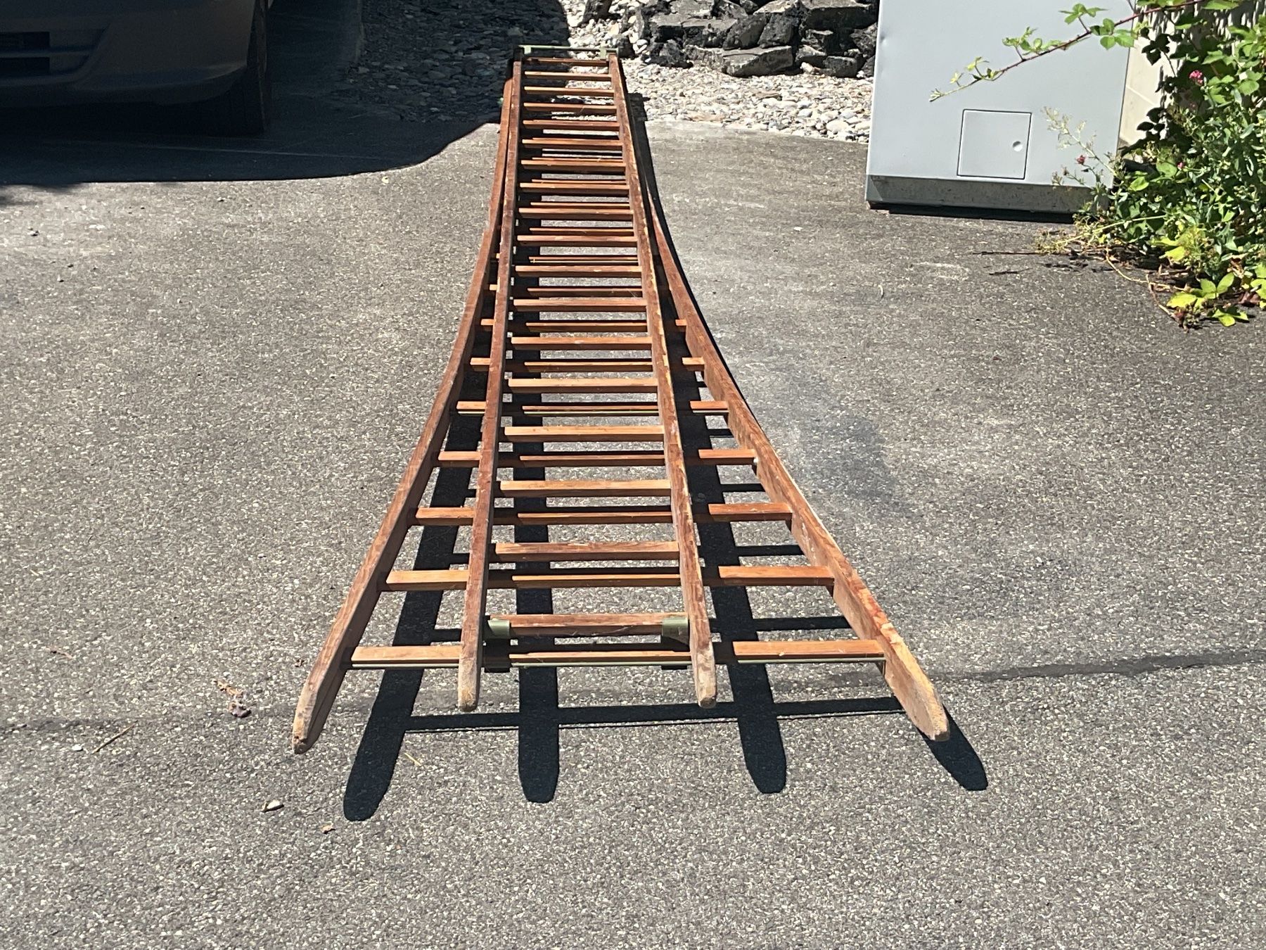Scale: Grosse Holzleiter inklusive Wandhalterungen ca 5 Meter – Usato da Uster venduto da Hotelliquidation