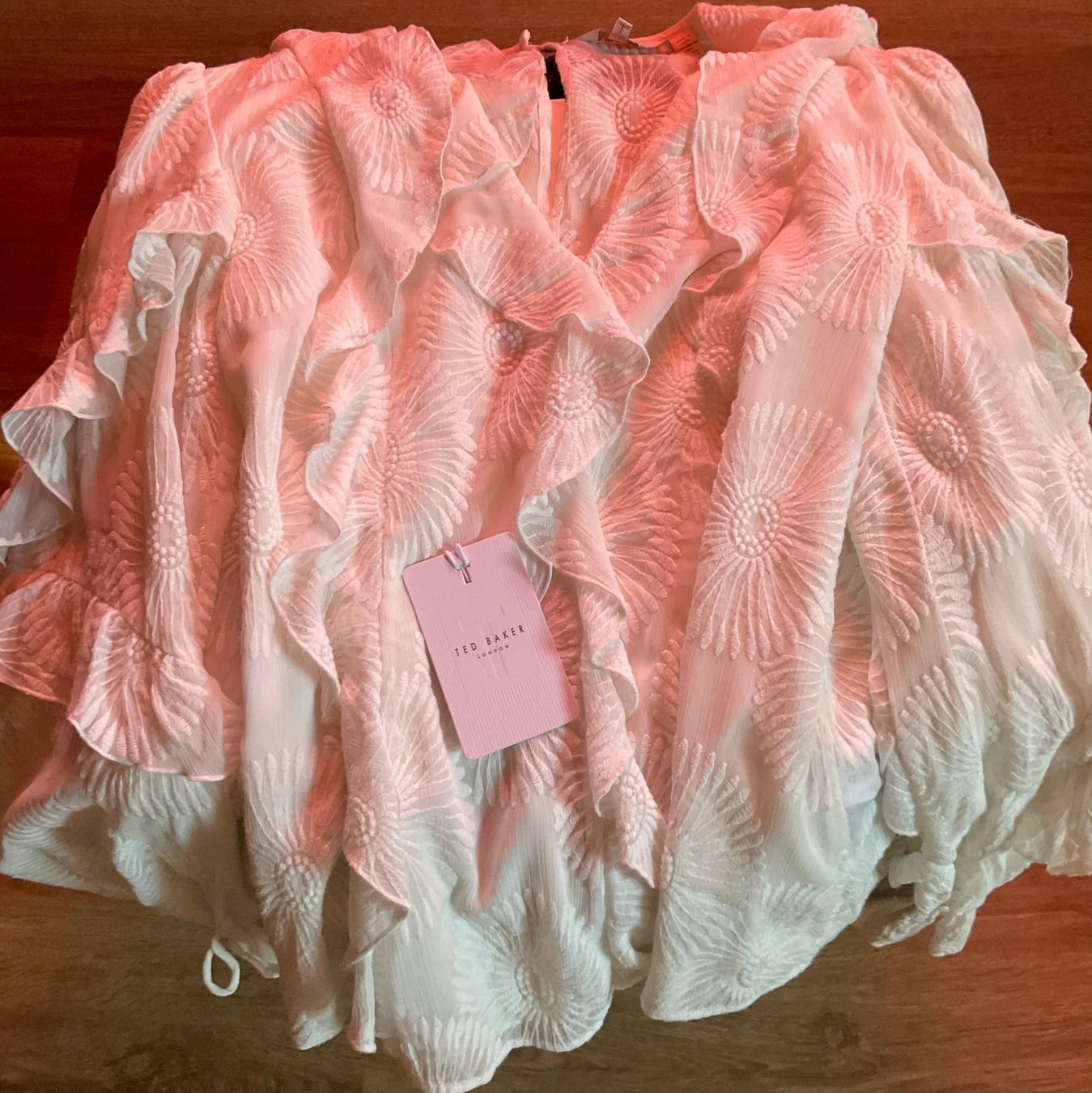 Ted Baker : Ted Baker Ruffle Sleeve Broderie Top Bluse – Usato da Wettingen venduto da Hbeluga 2