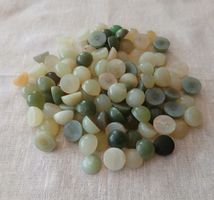Lot de 106 cabochons en pierres dures, jade et autres