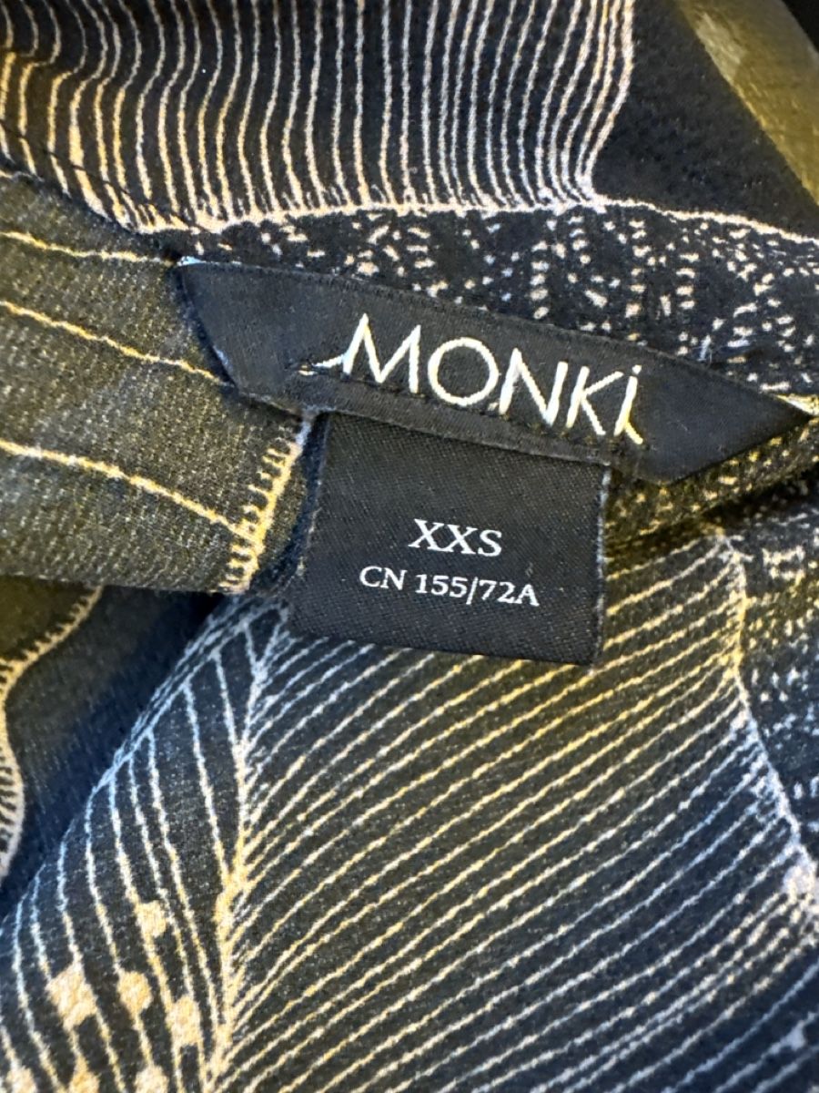Monki Vestiti: Monki Kleid Oversized Blumenmuster Schwarz – Usato da Gibswil venduto da Engelsgleich 4