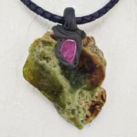 Grüner Granat (Grossular) Anhänger mit Turmalin auf Leder
