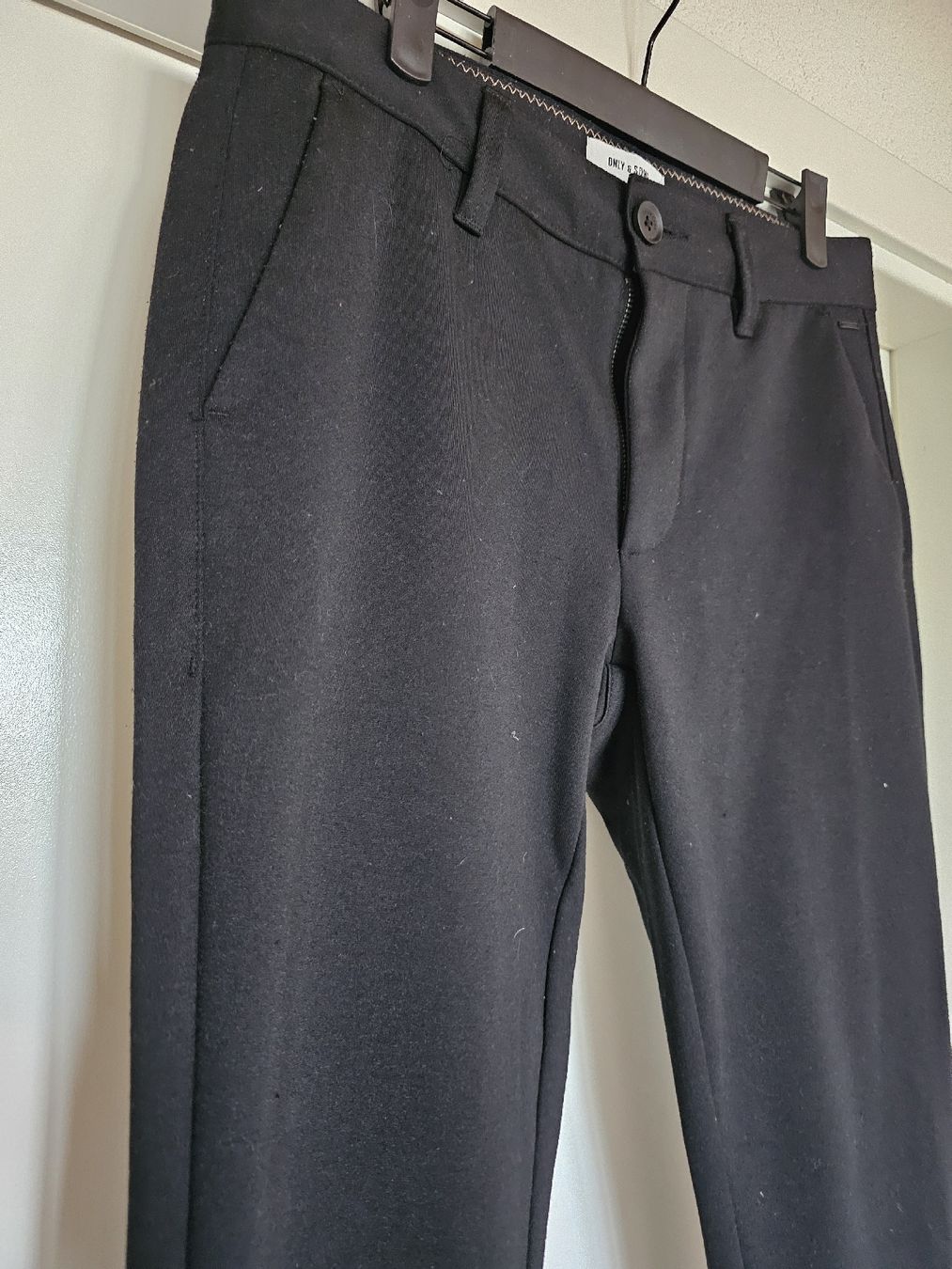 Pantaloni: Pantalon Chino noir Only & Sons – Usato da Monthey venduto da gae_22w9 2