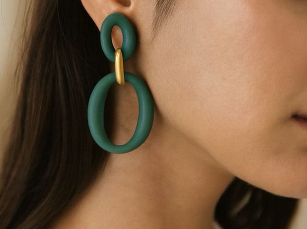 Boucles d'oreille: Grüne Statement Ohrringe mit goldenem Detail – Neuf (Voir description) à Dietikon par vithya88