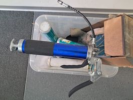 Fettpresse mit Motorex Lithiumfett