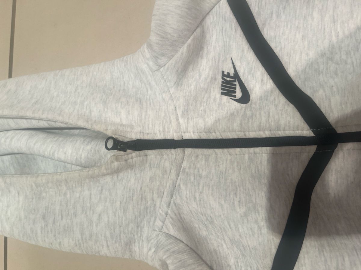 Nike Vestes: Nike Tech Fleece grau Gr.146-156 – D'occasion à Niederglatt SG par Befi1 1
