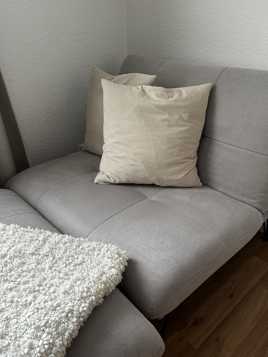 Sofas: Hellgrauer Schlafsessel mit Hocker – Gebraucht aus Zürich von van_6v8q