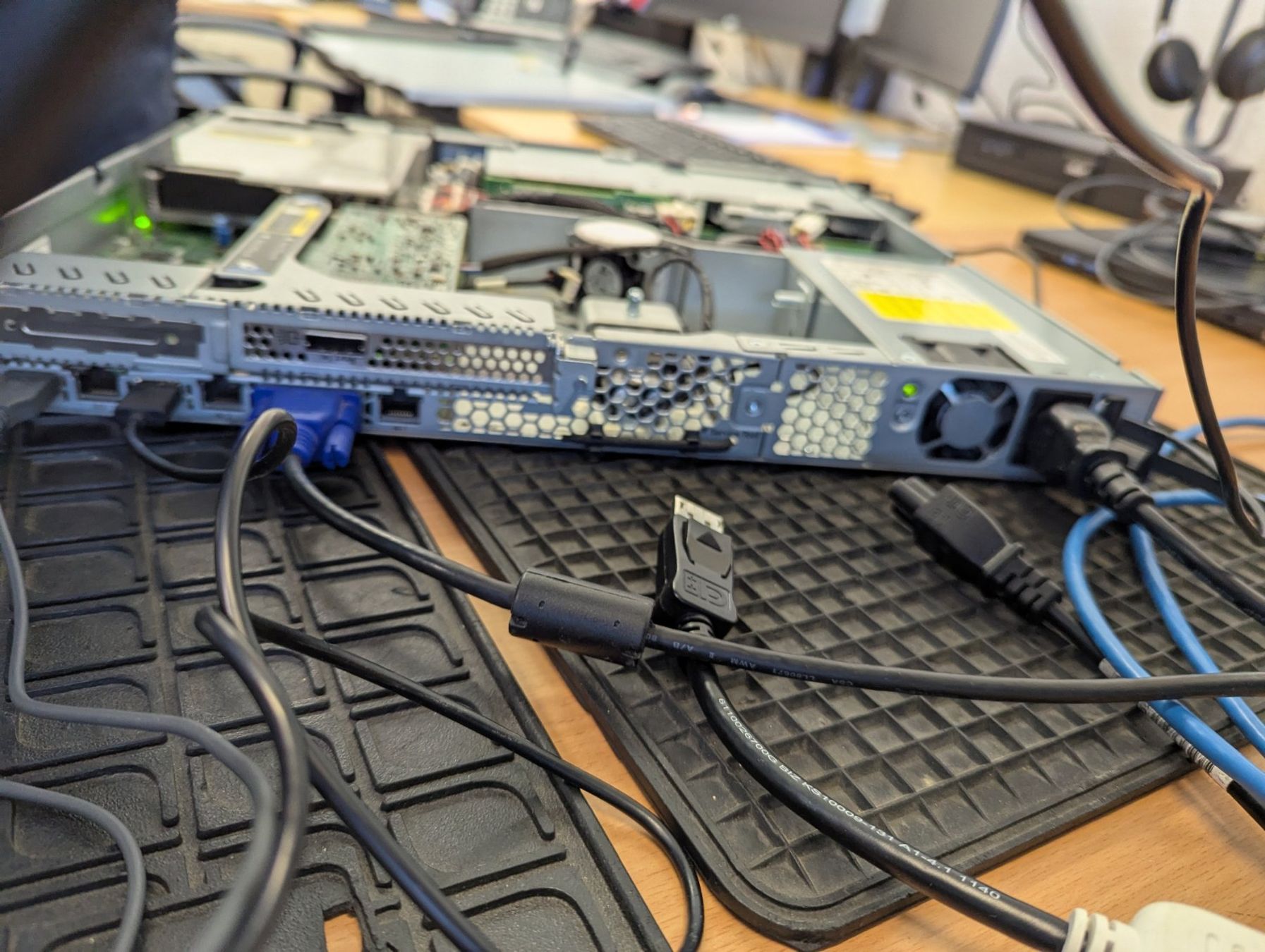Hewlett Packard Server: HP ProLiant DL320e Gen8 v2 mit SmartArray P222 – Gebraucht aus Geroldswil von Kuale 2