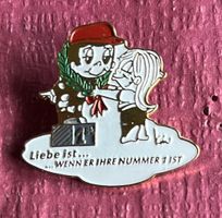Liebe ist … Pin