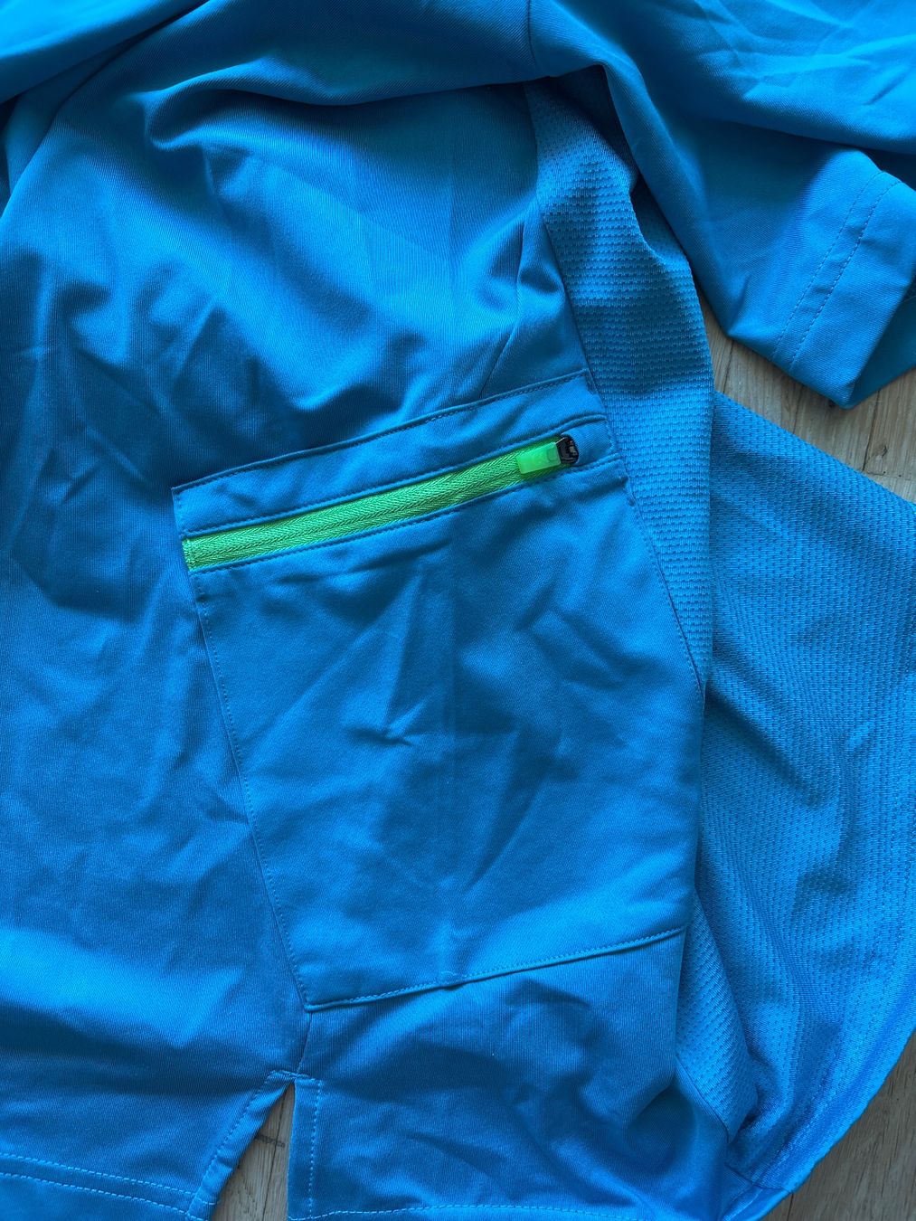 Calvin Klein T-shirt: Calvin Klein Performance Tee, M, turquoise w. Zipper pocket – Usato da Nyon venduto da Iamher 2