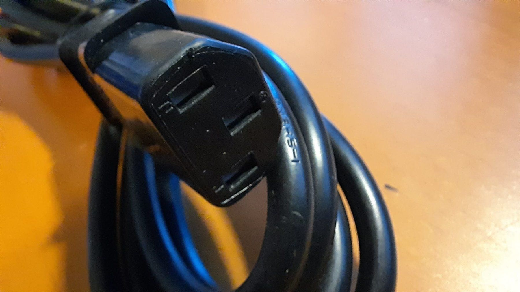 Câbles: Kabel Schuko EU Stecker auf C13-Stecker, 1.5 Meter Länge – Neuf (Voir description) à Zürich par balin777 1