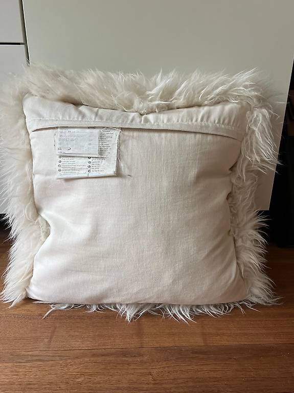 Ikea Kissen: Large white sheepskin fur pillow – Gebraucht aus Zürich von emi_j76q 1
