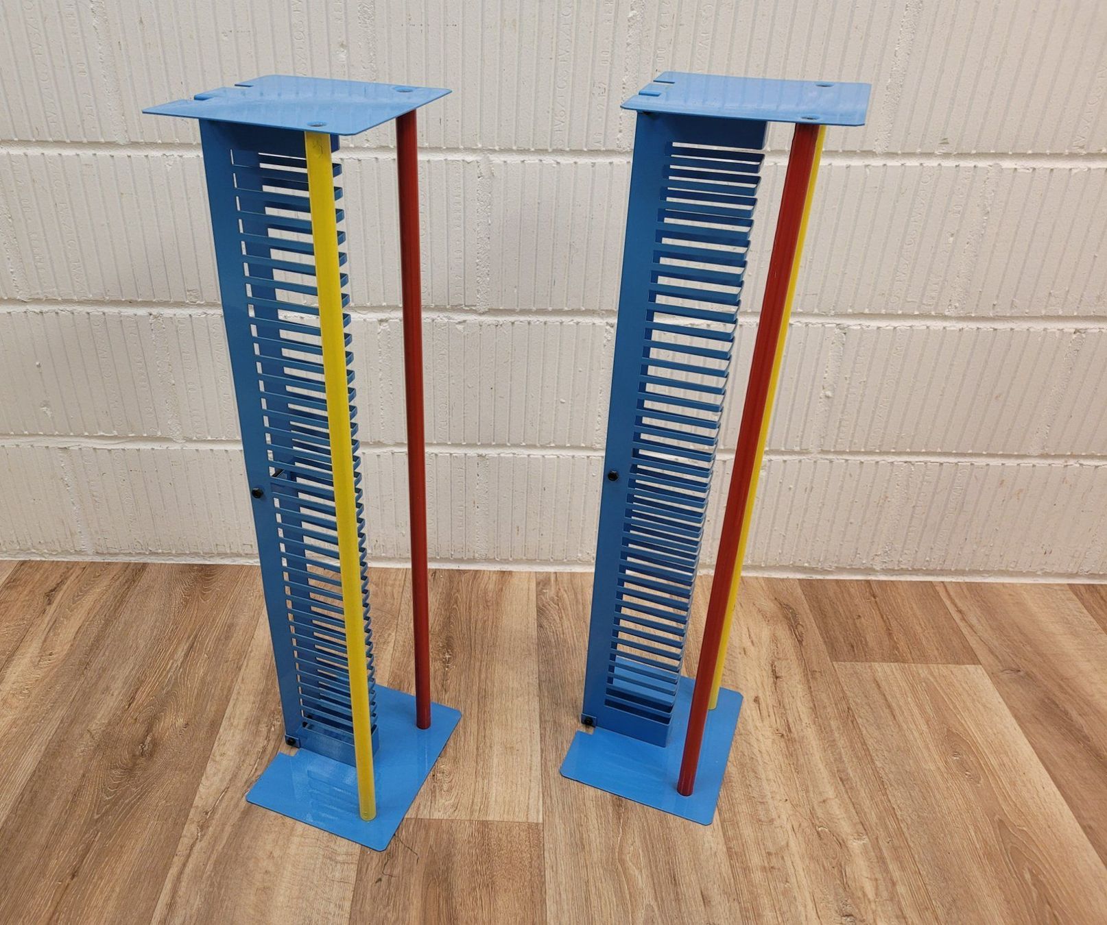 Racks & Cavalletti: 2x Memphis Style CD-Ständer CD-Rack Metall Postmodern 1980 J – Usato da Nottwil venduto da Wondewa-Shop 3