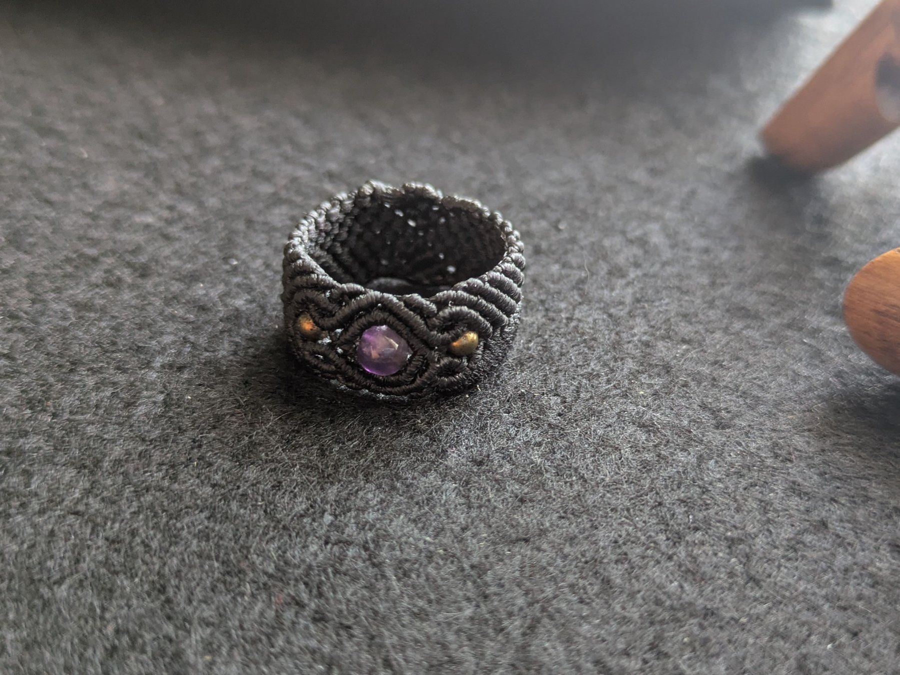Anelli: handgemachter Makramee Ring mit Amethyst – Nuovo (secondo la descrizione) da Pfäffikon ZH venduto da Emporos_42 1