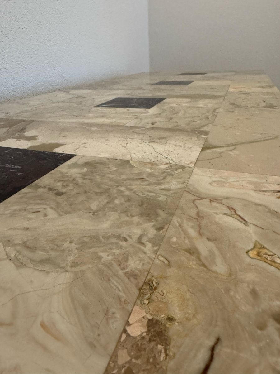 Tische: Massiver Marmor Salontisch mit schmiedeisernem Tischgestell – Gebraucht aus Bern von tetraodonnie 3