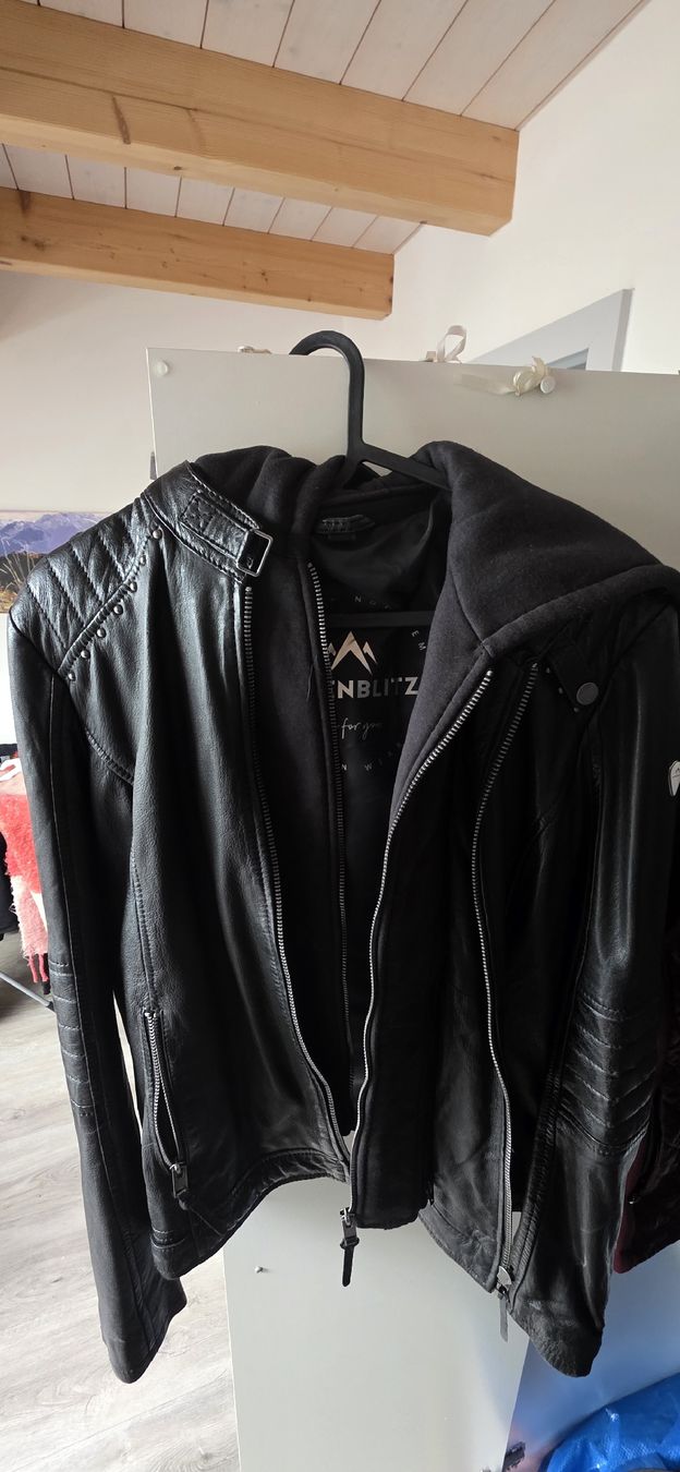 Giacche: Schwarze Lederjacke Gr. 44 mit Kapuze – Nuovo e nell'imballaggio originale da Sumiswald venduto da Andrealein92