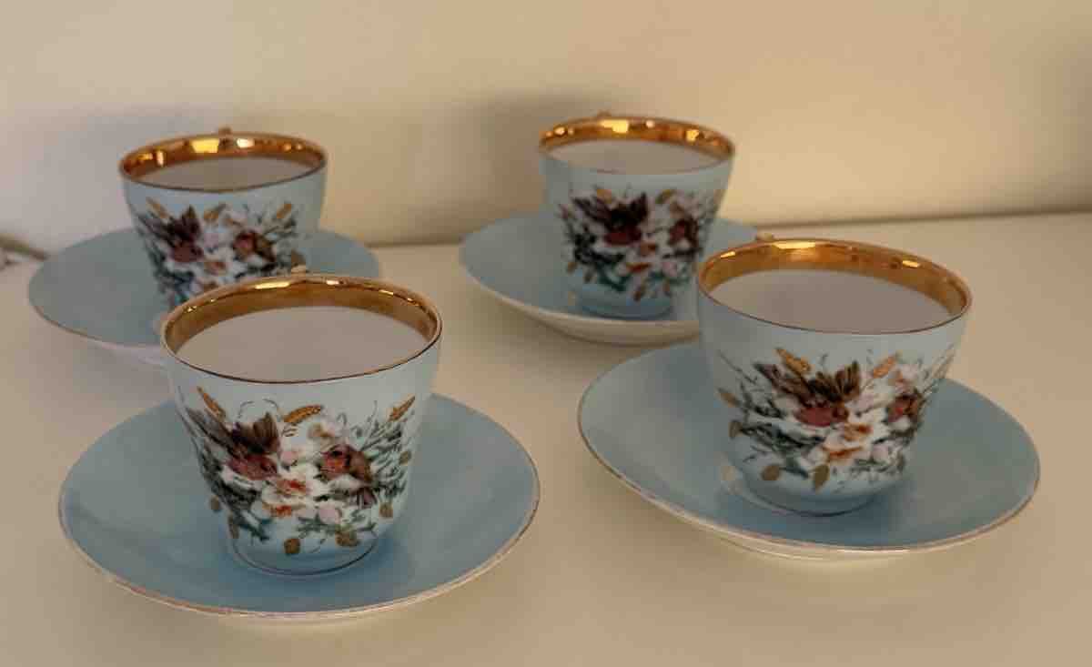Tasses: Kaffeetassenset 4 Stk hellblau mit Goldrand Blumenmuster – D'occasion à Richterswil par giacometti222