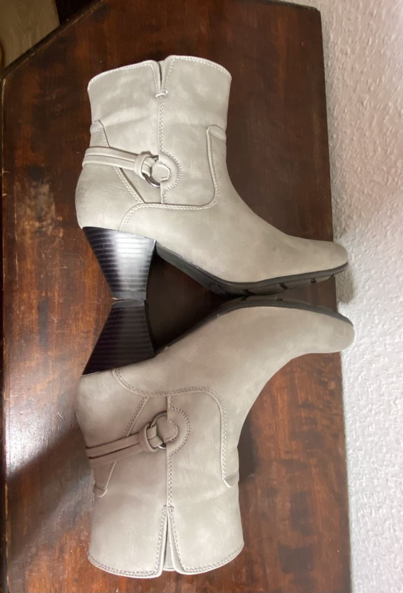 Scarpe da donna: Stiefeletten Vintage Look Gr. 38 hellgrau Cityline – Usato da Fislisbach venduto da KolibriSecondhand 2