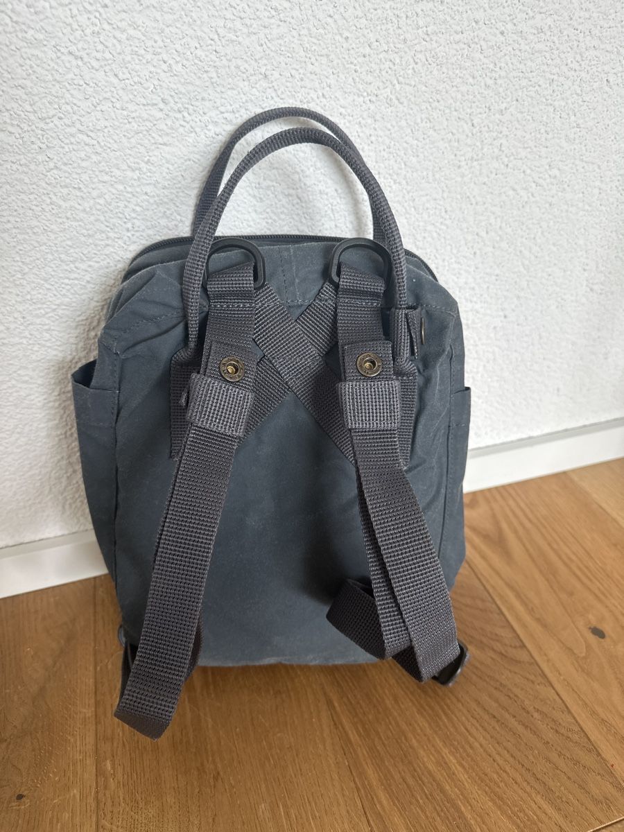 Fjällräven Borse & Zaini: Fjällräven Kånken Rucksack Mini, Anthrazit – Usato da Uttigen venduto da 1hihallo4 1
