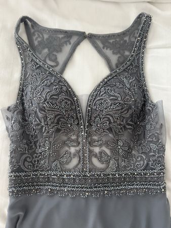 festliches Kleid mit Rückenausschnitt