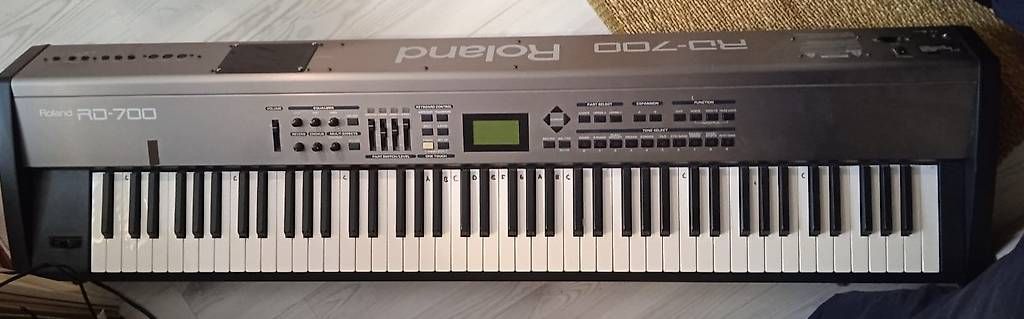 Strumenti musicali: Roland RD-700 – Usato da Bouloz venduto da Froideval