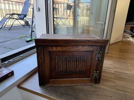 Kleiner Schrank aus Holz braun antik gebrauchter Zustand