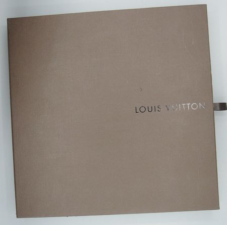 LOUIS VUITTON, boîte en carton avec tiroir