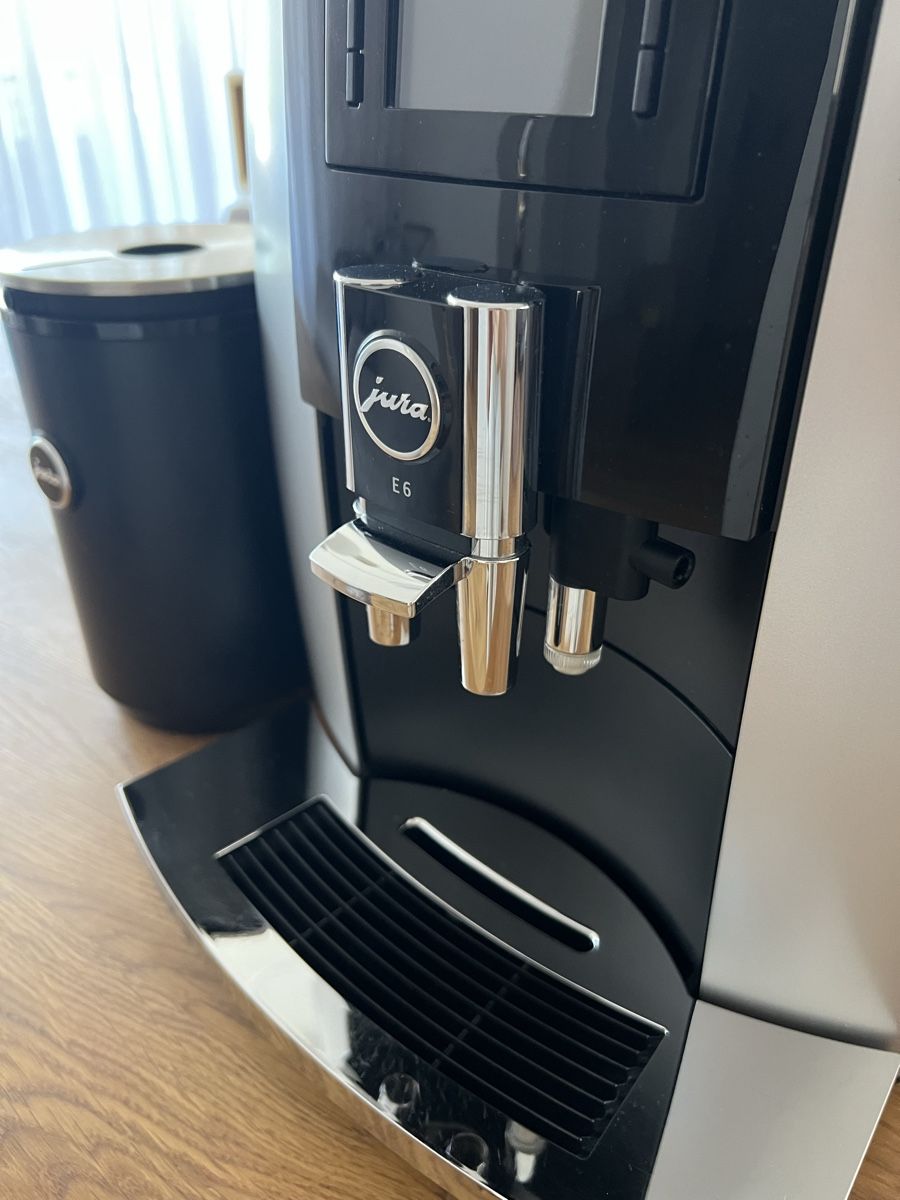 Jura Macchine per caffè & Macchine per espresso: Jura Kaffeemaschine E6 mit Milchkühler Cool Control  – Usato da Rothrist venduto da Romi4321 1