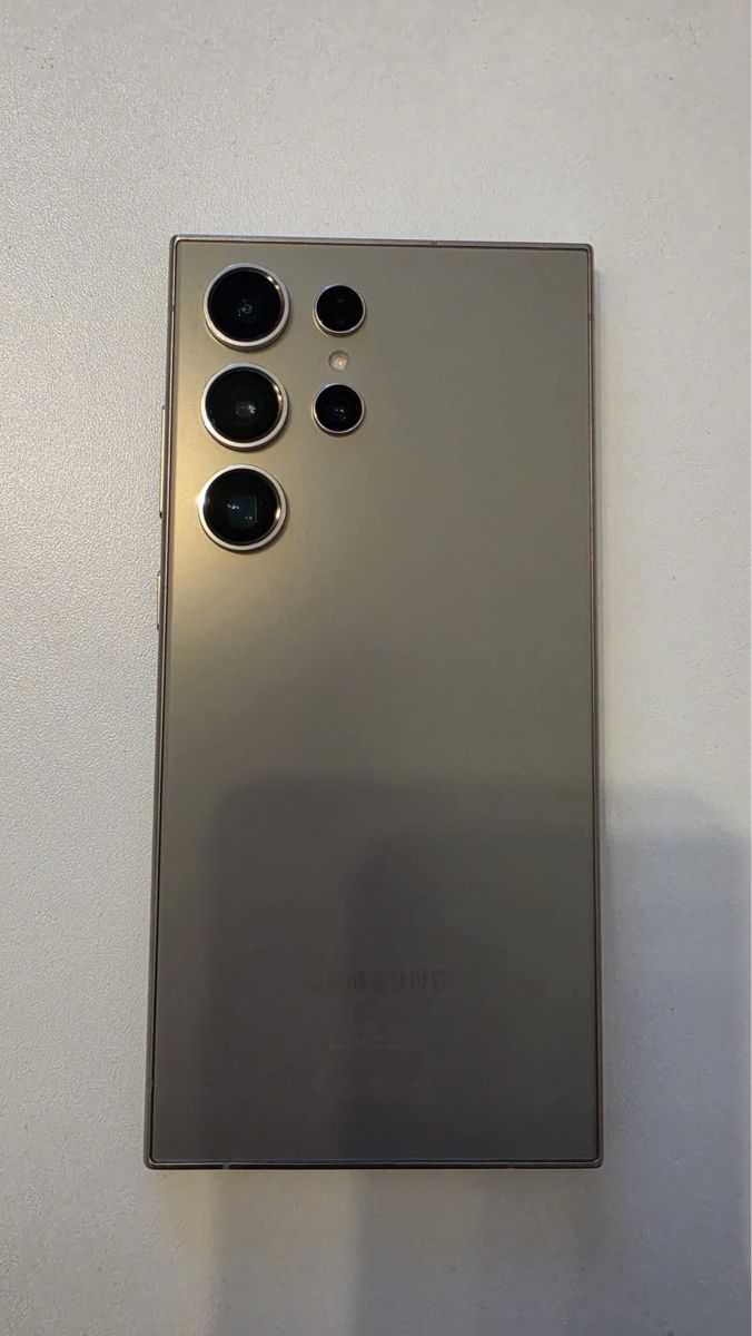 Samsung Telefoni cellulari / Smartphones: Samsung Galaxy S24 Ultra – Usato da Bern venduto da divaio1981