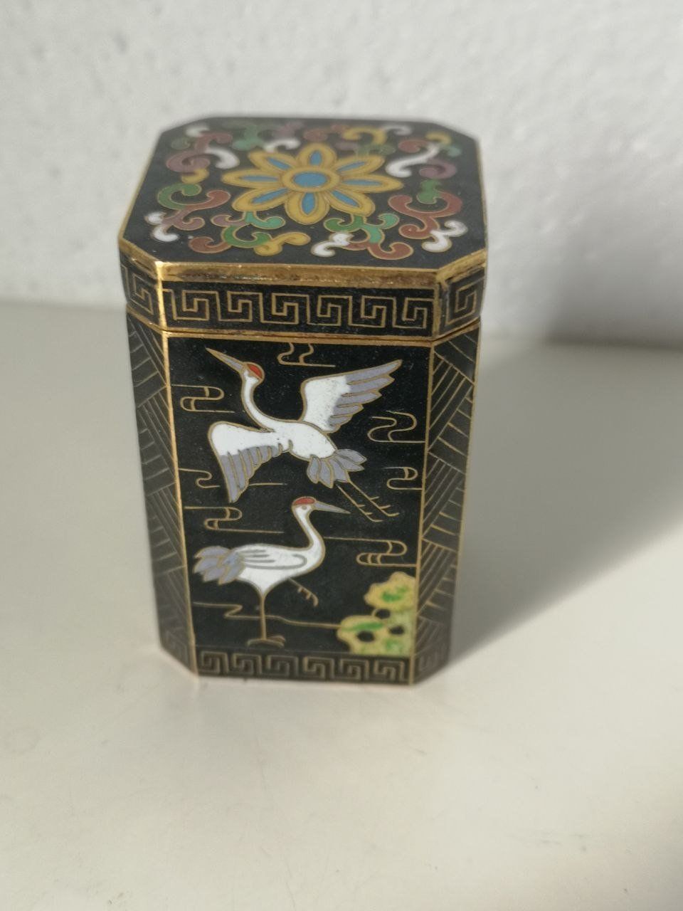 Tutte le decorazioni: Chinesische Cloisonné-Emailledose. – Usato da Bern venduto da Yunkom