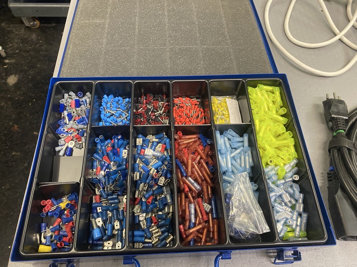 Spine: Lot Elektromaterial ab 1.- – Usato da Wabern venduto da HK-Design 1