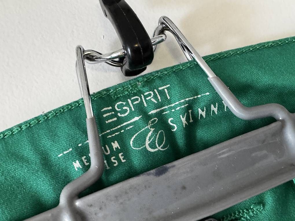 Pantaloni: Pantalon vert Esprit taille 36 – Usato da Montreux venduto da Memecita 1