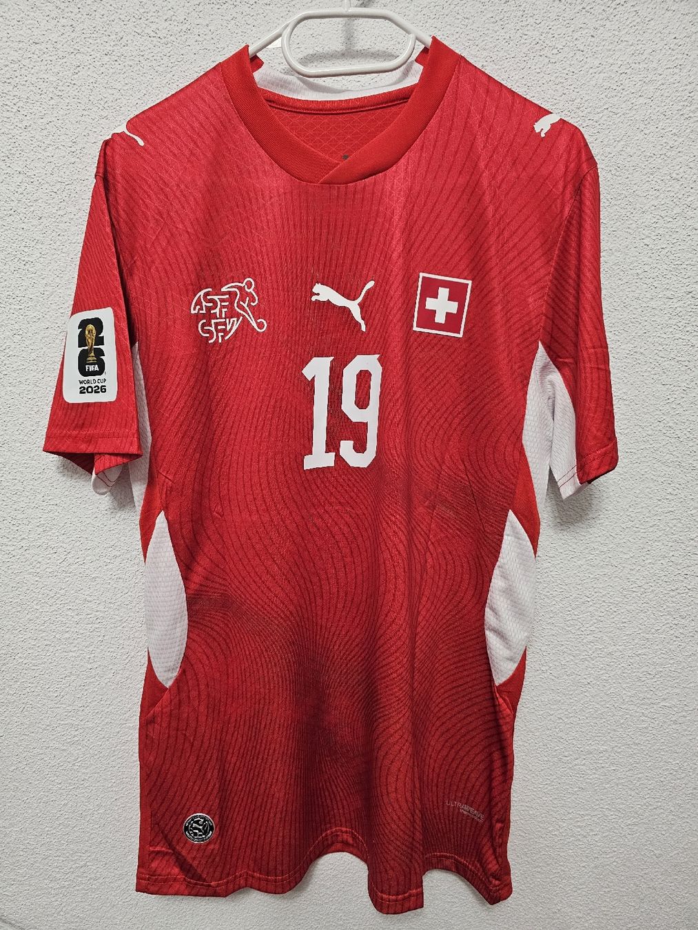 Maillots de corps & Pantalons: Schweiz Spielerversion Trikot WM 2026 – Neuf (Voir description) à Rickenbach LU par LichterWelt