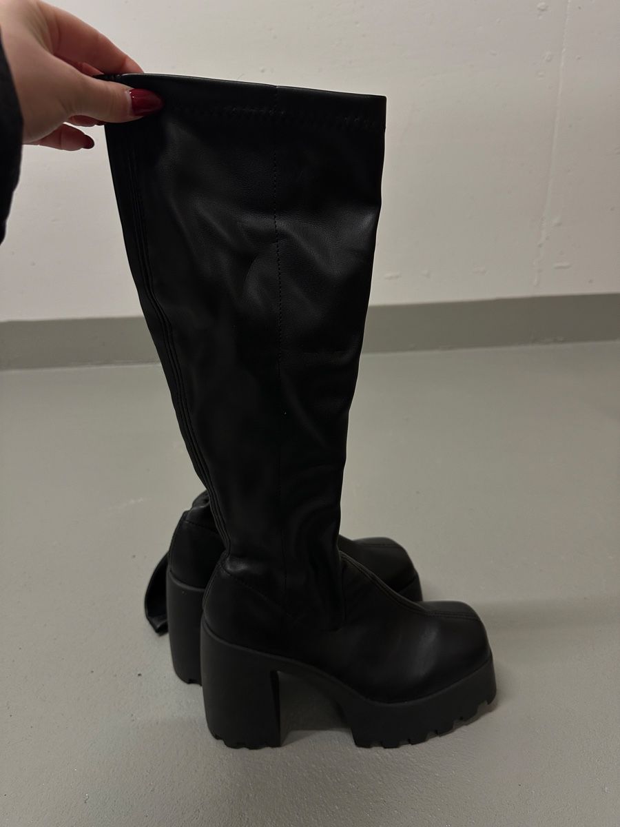 Asos Scarpe da donna: Asos Stiefel mit Plateau – Usato da Zürich venduto da jennixrk