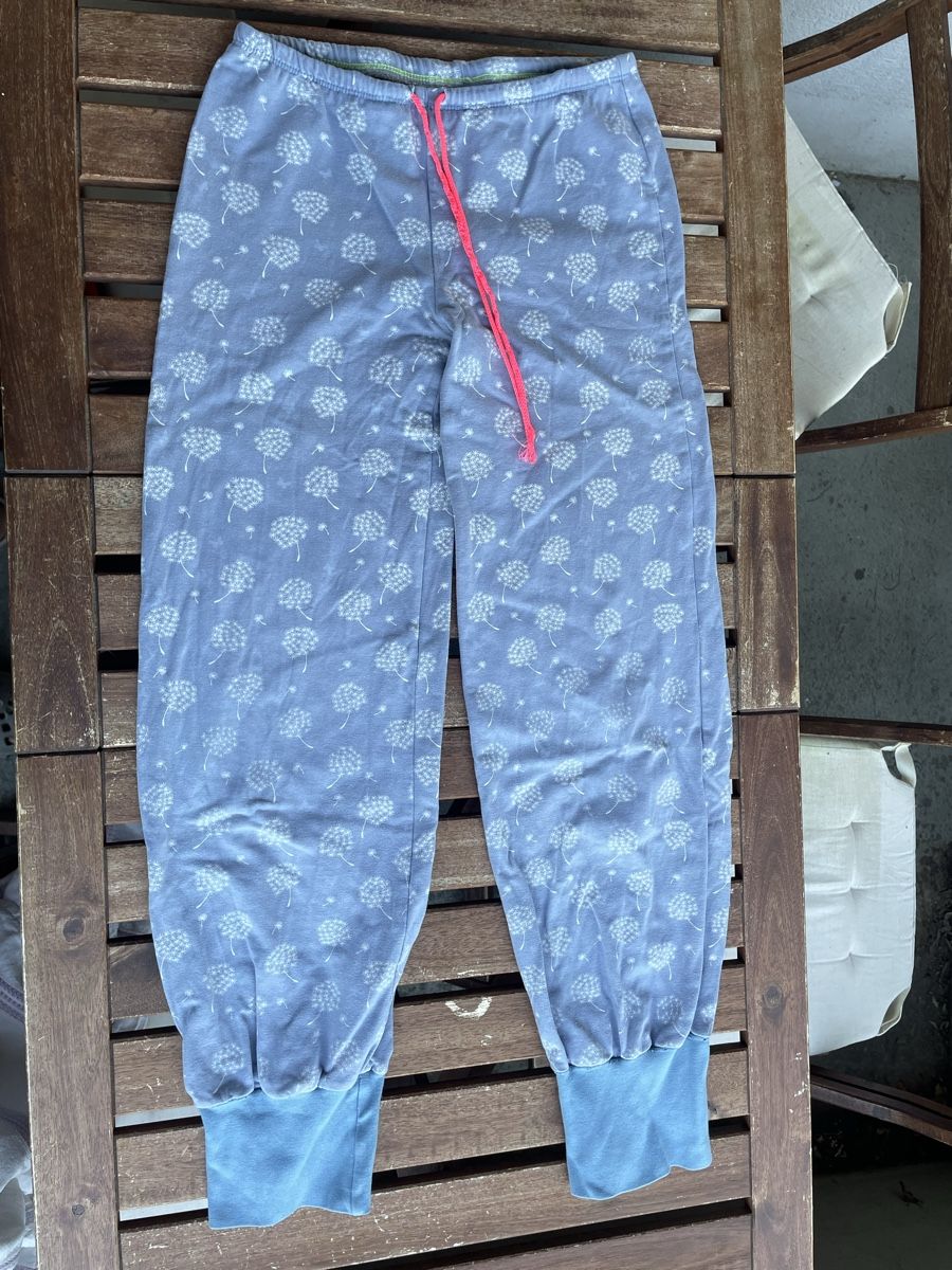 Pantaloni: Unikat Sweathose mit Blumenmuster ca 146/152 – Usato da Bern venduto da brup 1